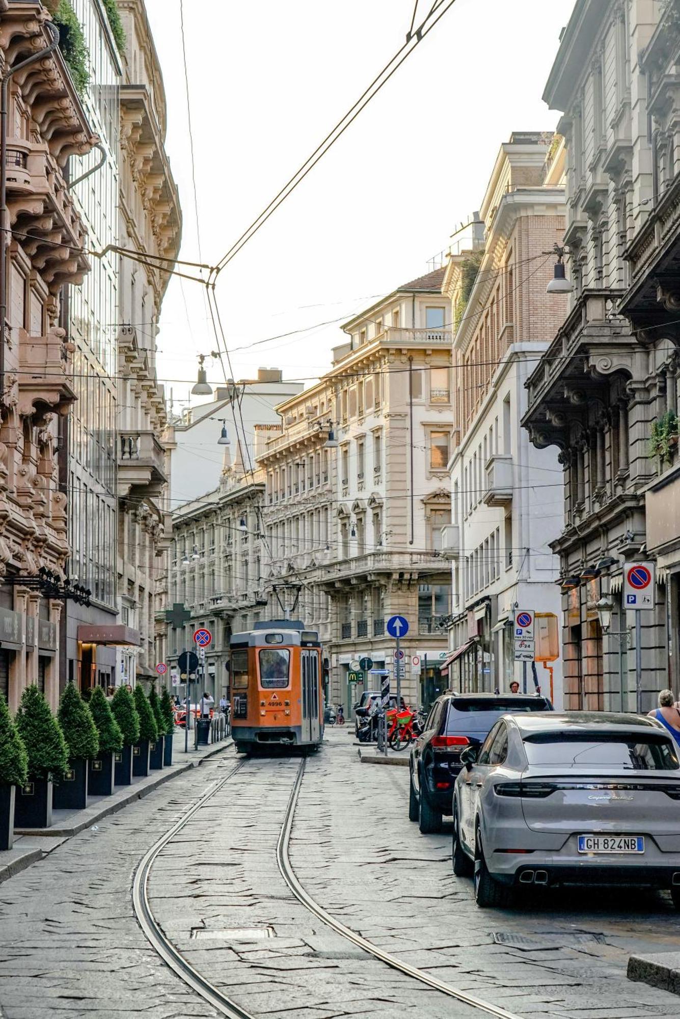 Bellissimo Mini A Tema Bandiera Italiana, Potente Wi-fi, 3 Linee Metropolitane Dietro Casa, Collegato Direttamente Con Aeroporto Di Malpensa E Rho Fiera