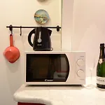 Bellissimo Mini Appartamento A Tema Bandiera Italiana, Potente Wi-Fi, 3 Linee Metropolitane Dietro Casa, Collegato Direttamente Con Aeroporto Di Malpensa E Rho Fiera