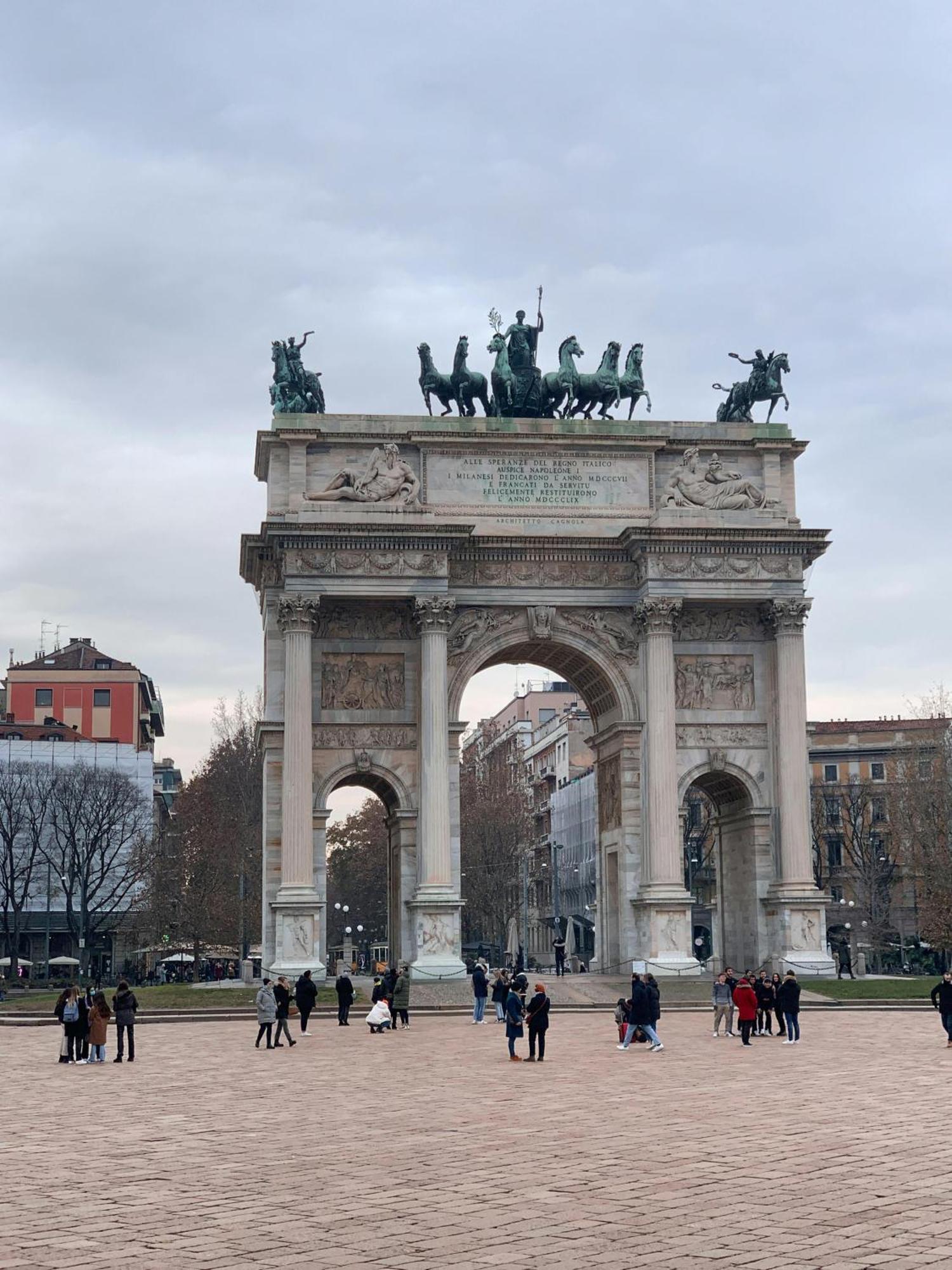 Bellissimo Mini A Tema Bandiera Italiana, Potente Wi-fi, 3 Linee Metropolitane Dietro Casa, Collegato Direttamente Con Aeroporto Di Malpensa E Rho Fiera Milan