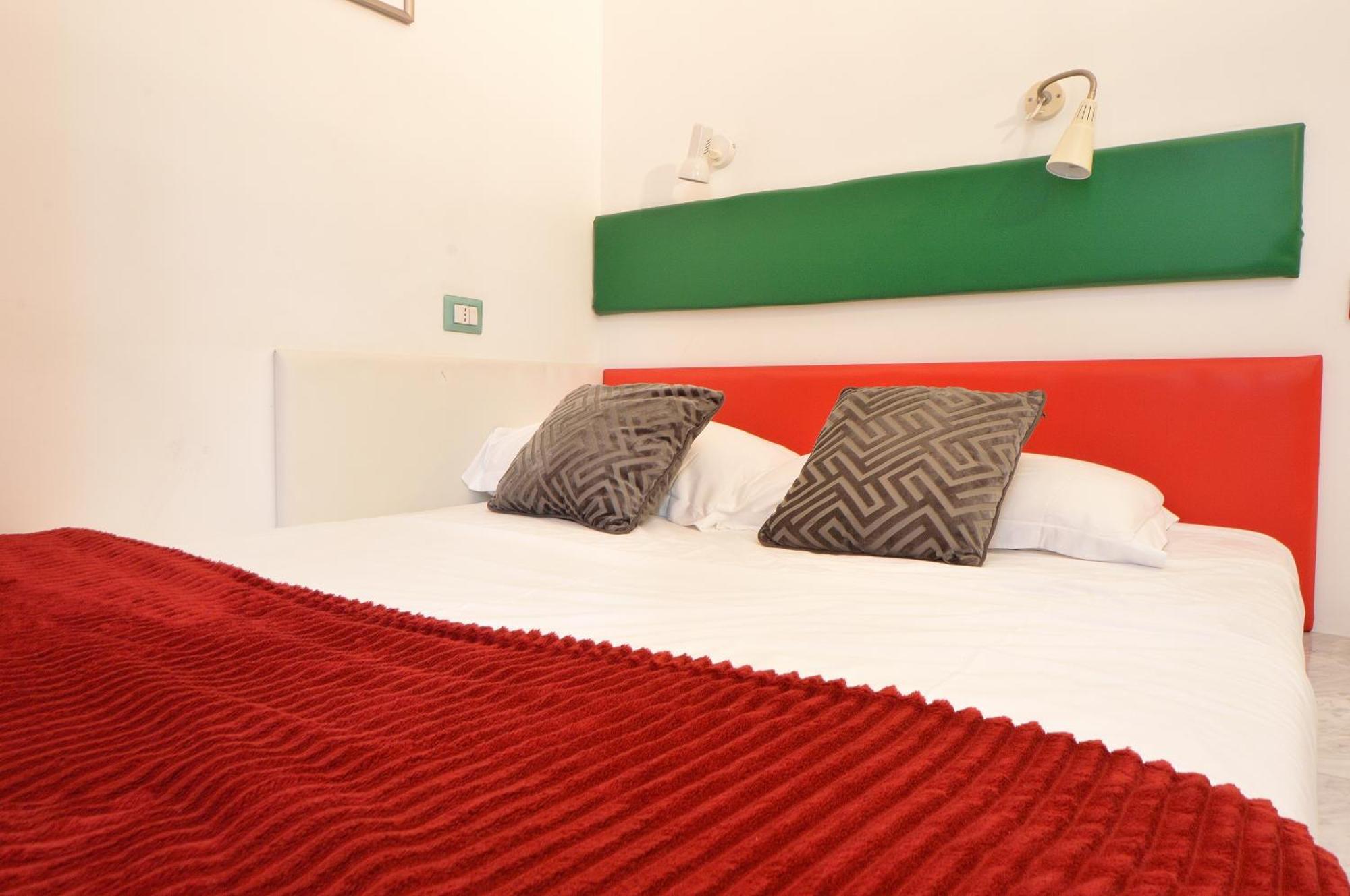 Bellissimo Mini A Tema Bandiera Italiana, Potente Wi-fi, 3 Linee Metropolitane Dietro Casa, Collegato Direttamente Con Aeroporto Di Malpensa E Rho Fiera Milan