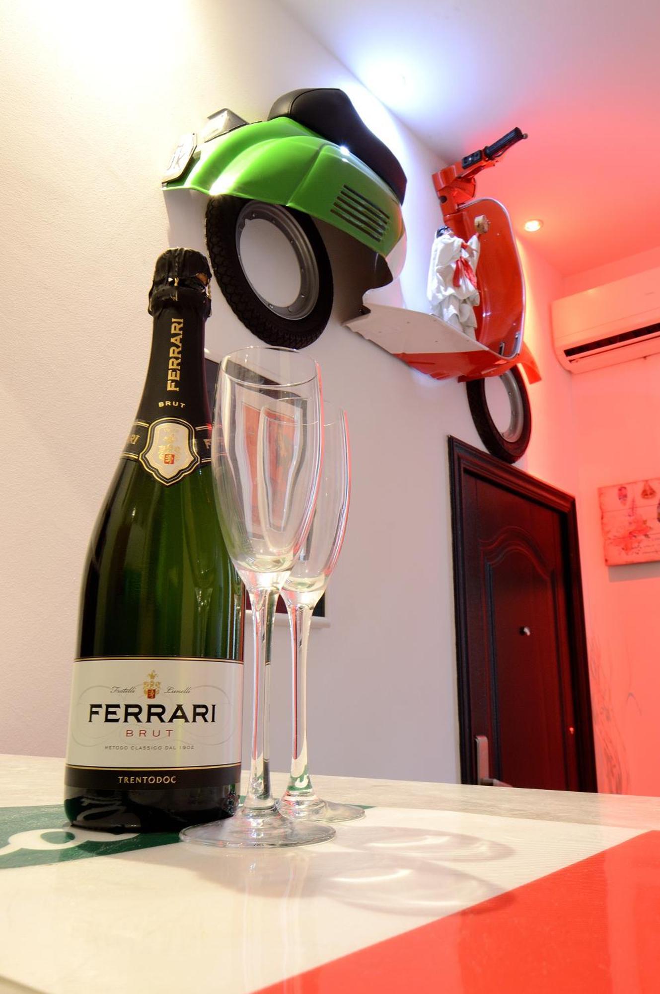 Appartement Bellissimo Mini A Tema Bandiera Italiana, Potente Wi-fi, 3 Linee Metropolitane Dietro Casa, Collegato Direttamente Con Aeroporto Di Malpensa E Rho Fiera